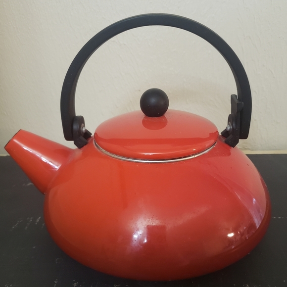 Le Creuset Tea Kettle 1.6 Quarts Orange - Picture 1 of 6